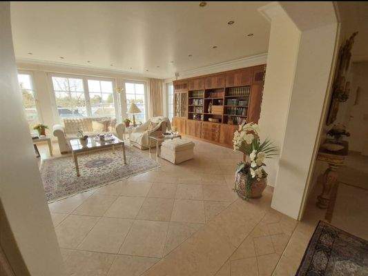 Wohnsalon mit offenem Essbereich und Panoramablick