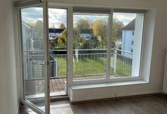 Wohnzimmer mit Balkon.jpg