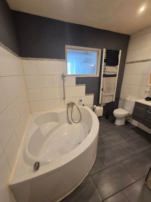 Badezimmer mit Dusche und Wanne