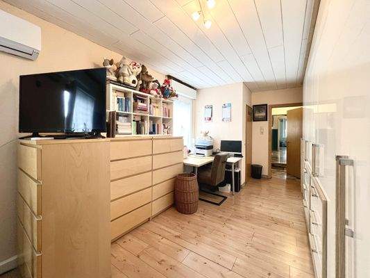 Großzügiges Elternschlafzimmer im OG.