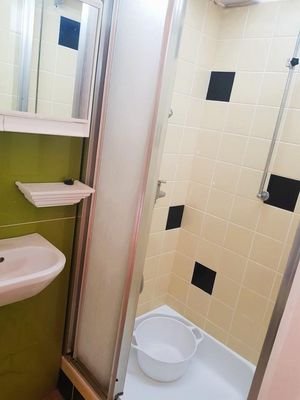 Badezimmer mit Dusche und Wc