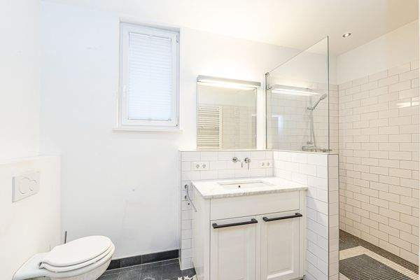 Badezimmer mit Dusche