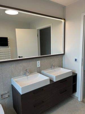 Masterbad mit Spiegel beleuchtet