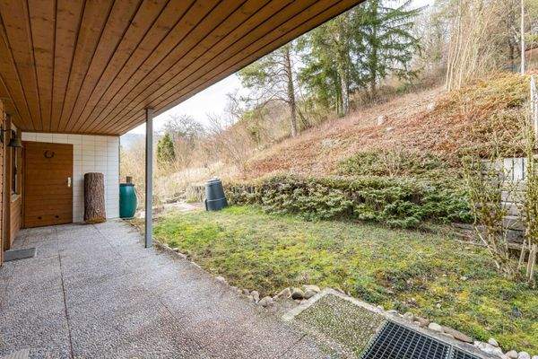 Terrasse mit Gartenpotenzial