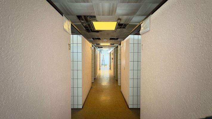 Flur vor den Kabinen im Obergeschoss