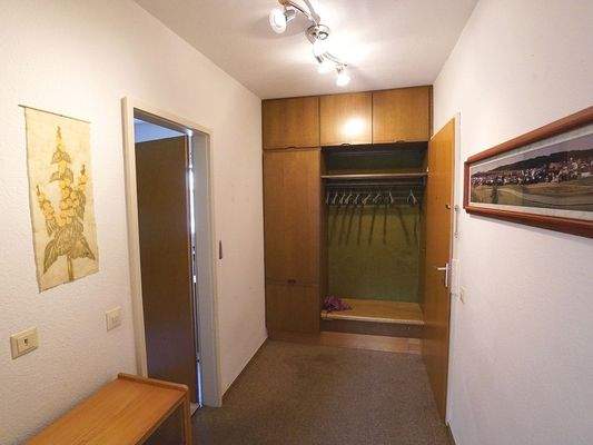 Wohnungszugang (Türe rechts) mit Garderobe