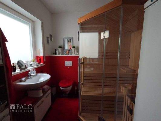 Kleines Saunabad mit Dusche und Fenster