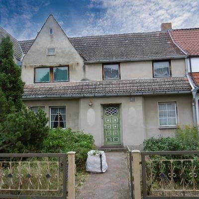 Vorderansicht mit Vorgarten