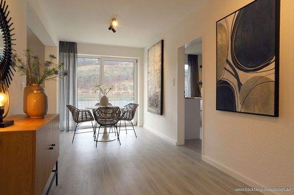 Essdiele mit Zugang zum Balkon