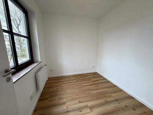 Schlafzimmer (renoviert) mit Blick auf tolle Bäume