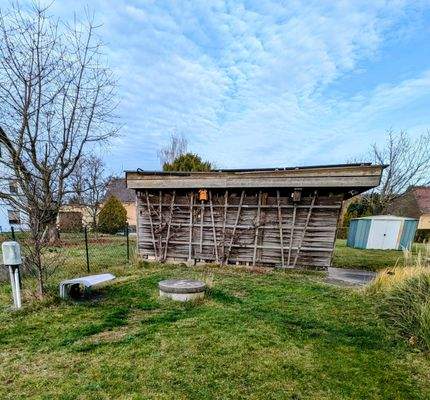 Blick zum Carport und Schuppen