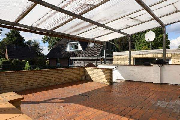 überdachte Terrasse mit Gartenzugang