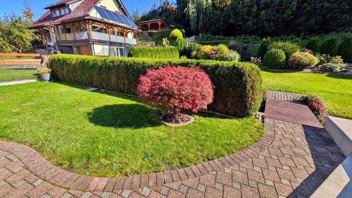 gepflegter Garten mit Brücke zum Pachtgarten