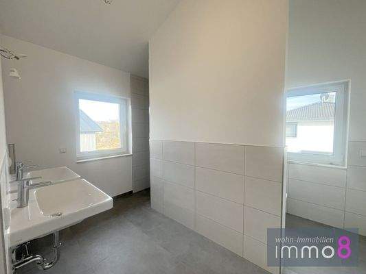 Lichtdurchflutetes Bad