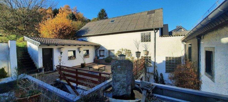 obere Terrasse mit Gartenaufgang 