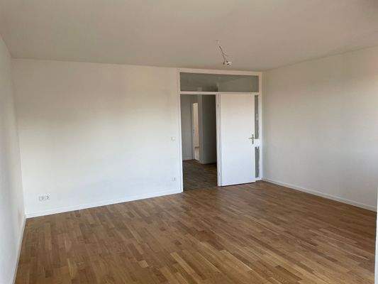 Wohnzimmer  mit Loggia (2).jpeg