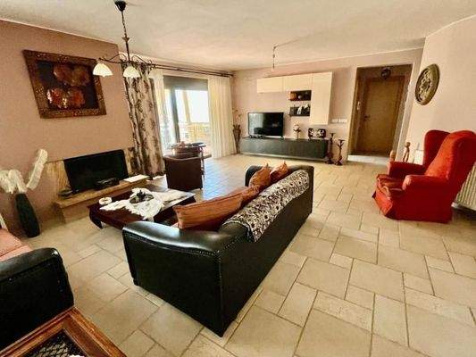 Kreta, Agios Nikolaos: Geräumige Wohnung im 2. Stock mit Panoramablick auf das Meer zu verkaufen