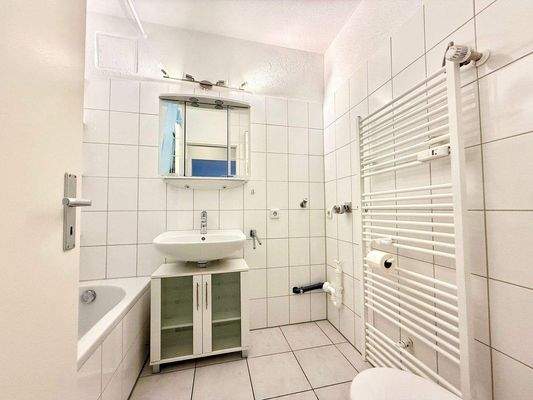 Innenliegendes Badezimmer mit Badewanne ähnlich 1