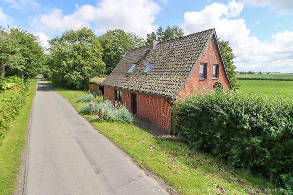 Eine kleine Nebenstraße führt zum Haus