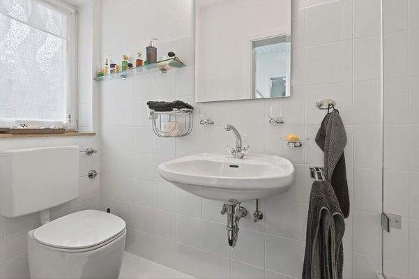 Helles Gäste-WC mit Fenster und integrierter Dusche