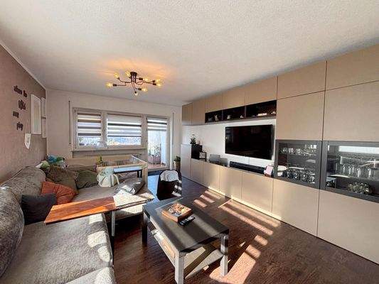 Weitere Ansicht Wohnzimmer mit Zugang zum Balkon