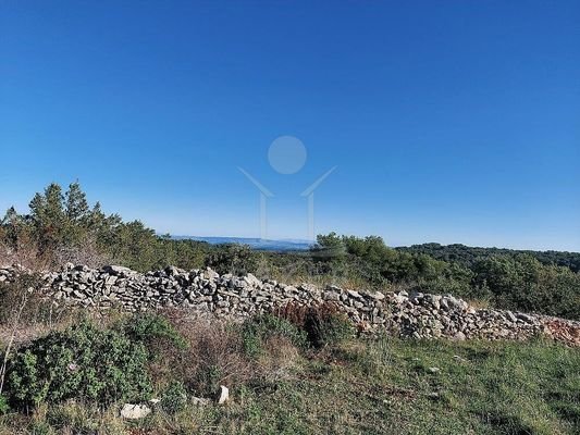 Das Grundstück befindet sich in malerischer Lage