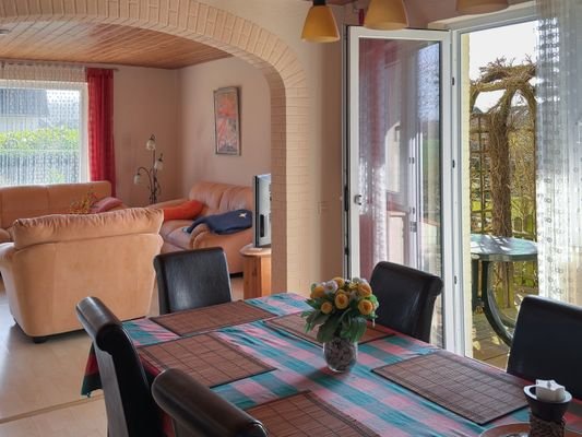 Esszimmer mit Blick zum Wohnzimmer