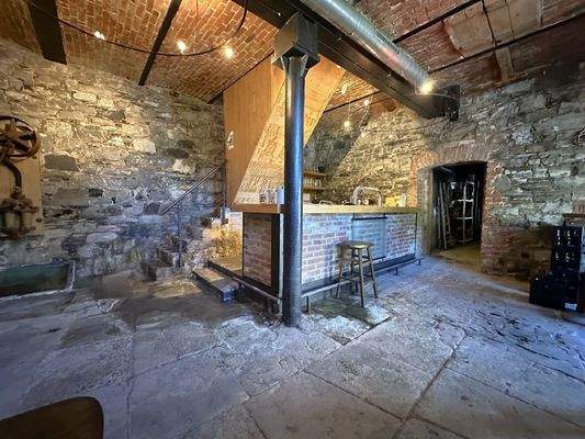 Uriger Thekenbereich im Untergeschoss