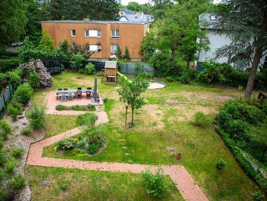 Aussicht zum Garten vom Balkon