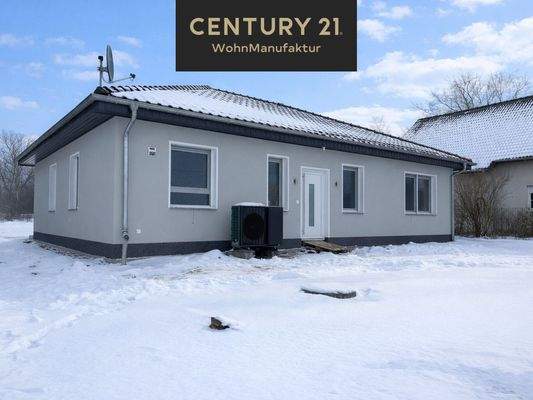 Vordere Hausansicht im Schnee