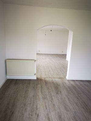 Küche mit Durchgang zum Wohnzimmer.jpg