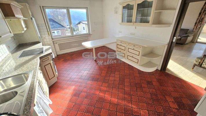 Große Küche neben Esszimmer