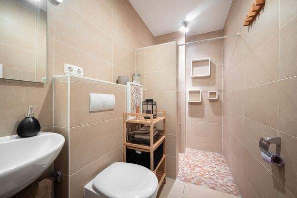 Bad mit großformatigen Fliesen