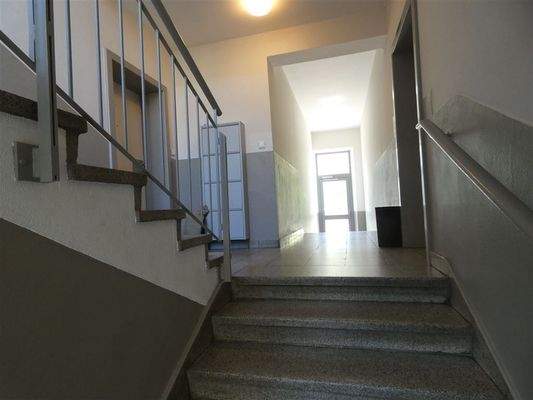 Gepflegtes Treppenhaus mit Hintereingang