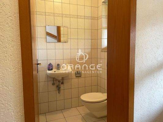 Rechts die Gästetoilette im EG