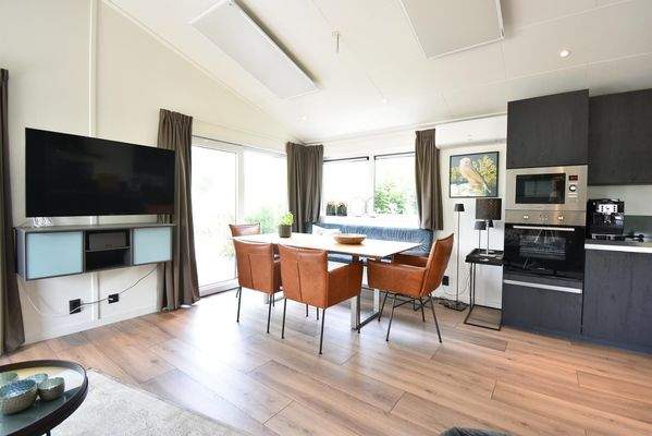 ferienhaus-kaufen-biddinghuizen-wohnzimmer-klimaan