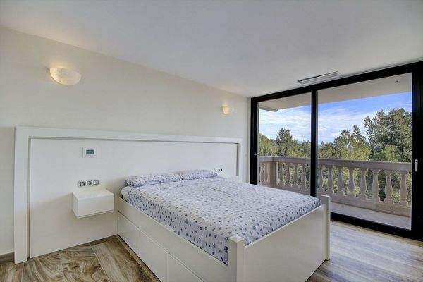 Alle Schlafzimmer sind in klaren Farben gestaltet