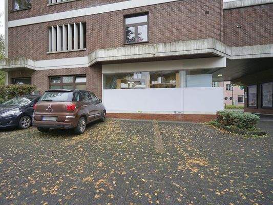 Hinten im Hof finden sich Parkmöglichkeiten. 