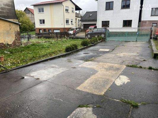 Hof, zur Straße hin