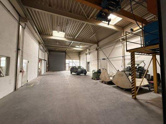 Halle mit Krananlage