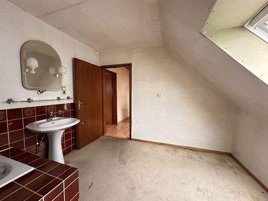 sanierungsbed. Bad im DG