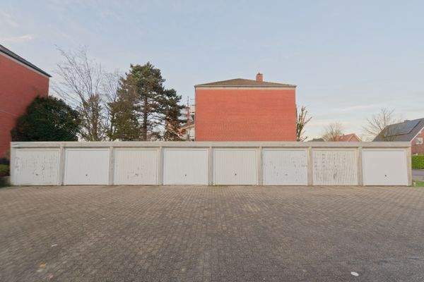 zugehörige Garagen im Hof