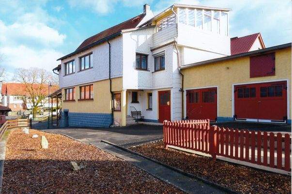 Gesamtansicht mit Garagen