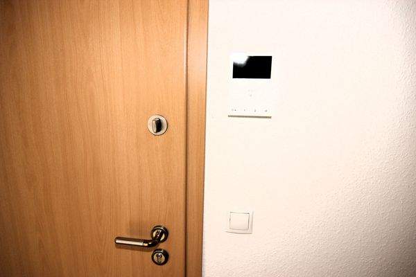 Wohnungstür mit Kamera u. Zusatzsicherung
