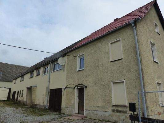 rechte Hofseite: Wohnhaus , Seitengebäude 