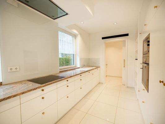 Küche mit Vorratsraum