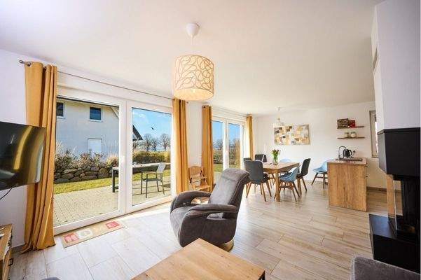 Weiterer Blick in den Wohn- und Essbereich