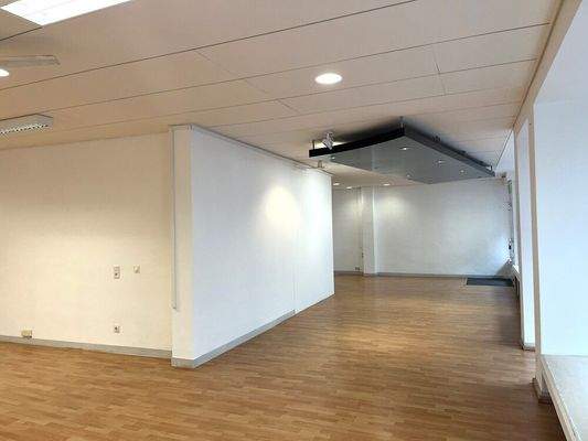 Großzügiger Verkaufs-/Büroraum