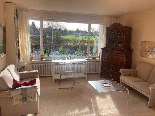 Wohnzimmer mit Panoramafenster