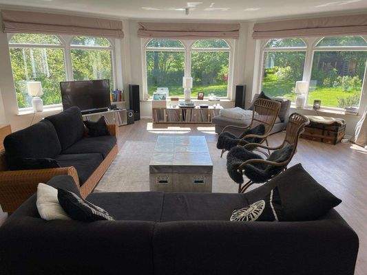 Wohnzimmer mit Garten-Rundumblick